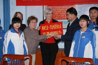 Gisela Mahlmann und Ilse Streller mit Direktor und Scheck In Rizhao