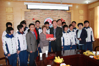 Ilse Streller und Shushan Li überreichen das Geld für die Unterstützung der zwölf Schüler an der Oberschule Nr.1 in Rizhao.